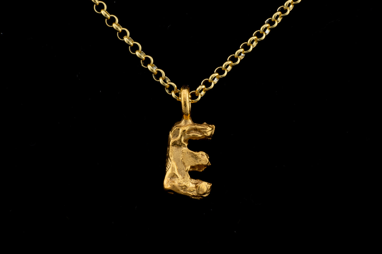 Colgante E bañado en oro