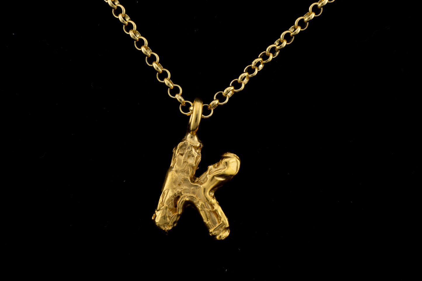 Colgante K bañado en oro